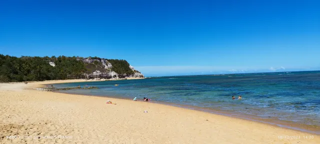 Mar, areia e céu azul