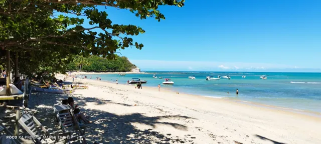 À sombra, perto do mar
