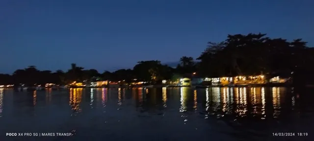 Luzes à beira do rio